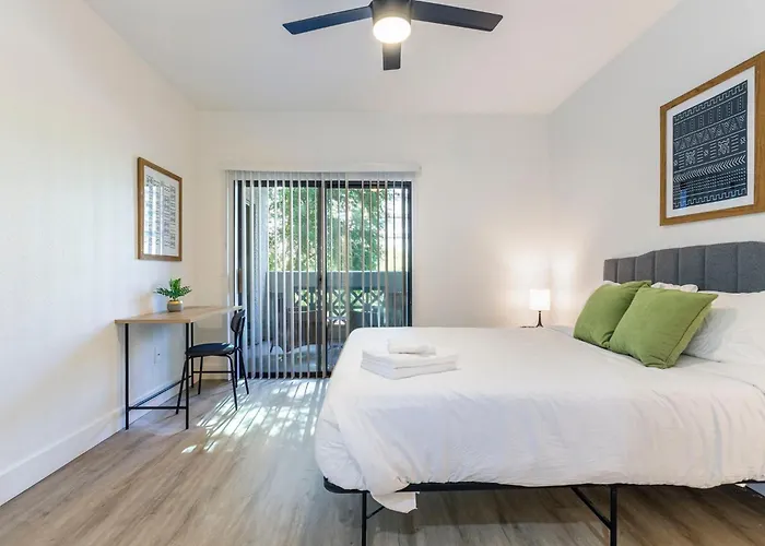 2br Cozysuites At Kierland Commons With Pool #11 Apartment